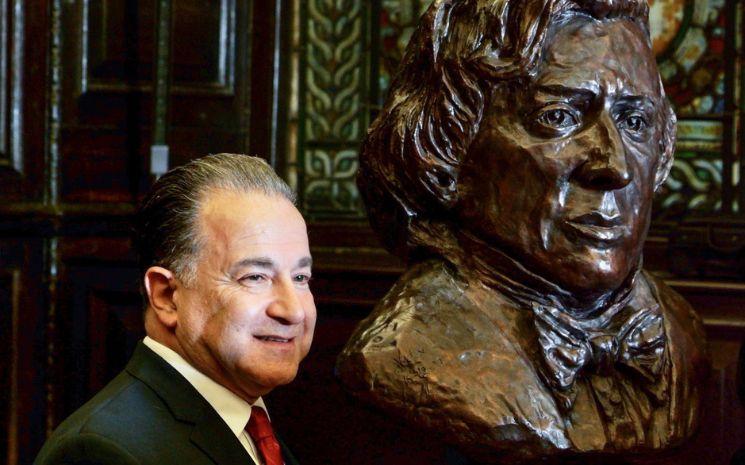 Professeur Nadey Hakim, aux côtés de son buste de Chopin