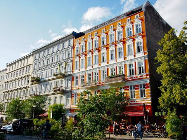 Des immeubles dans une rue du quartier Prenzlauer Berg à Berlin