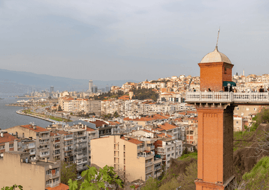 Vue panoramique sur Izmir depuis l’Asansör, avec la ville et la mer Égée en arrière-plan.