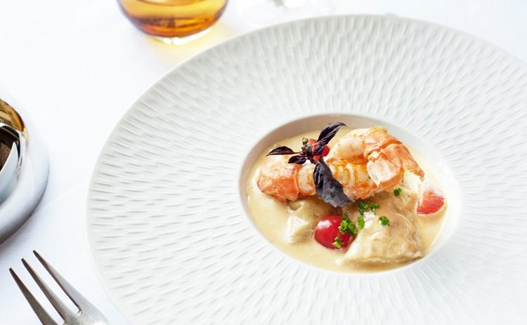 assiette blanche avec plat de cuisine raffinée