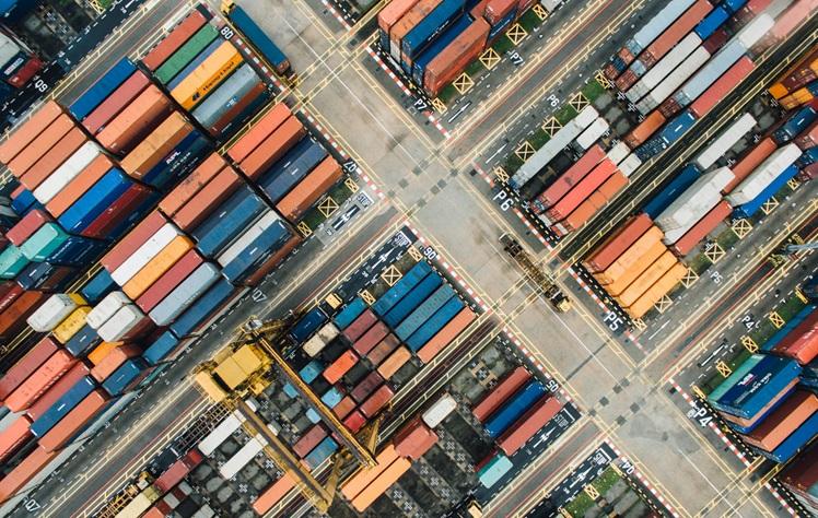 conteneurs colorés photographiés du ciel