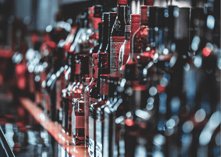 Texte alternatif (alt text) : Rangée de bouteilles d'alcool, illustrant la crise de l'alcool frelaté en Turquie en 2025.