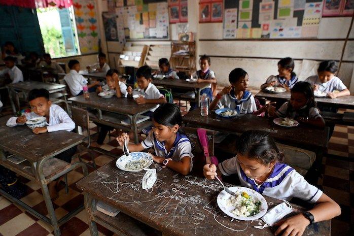 des enfants prenant un petit dejeuné avant d'avoir classe