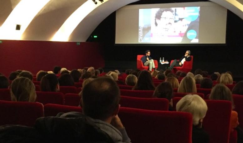 deux personnes font un débat dans une salle de cinéma.jpg