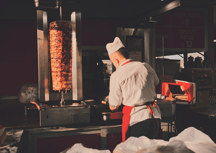 Un chef turc prépare un döner kebab, l’un des plats emblématiques de la Turquie, reconnu dans le classement des 100 meilleurs plats du monde selon TasteAtlas 2024.