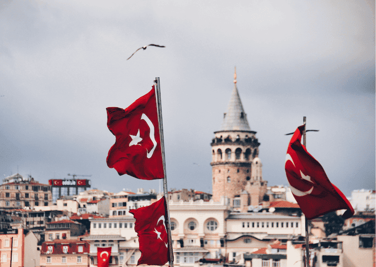 Drapeaux turcs flottant devant la tour Galata à Istanbul, symbole de l'héritage et des coutumes nationales turques.