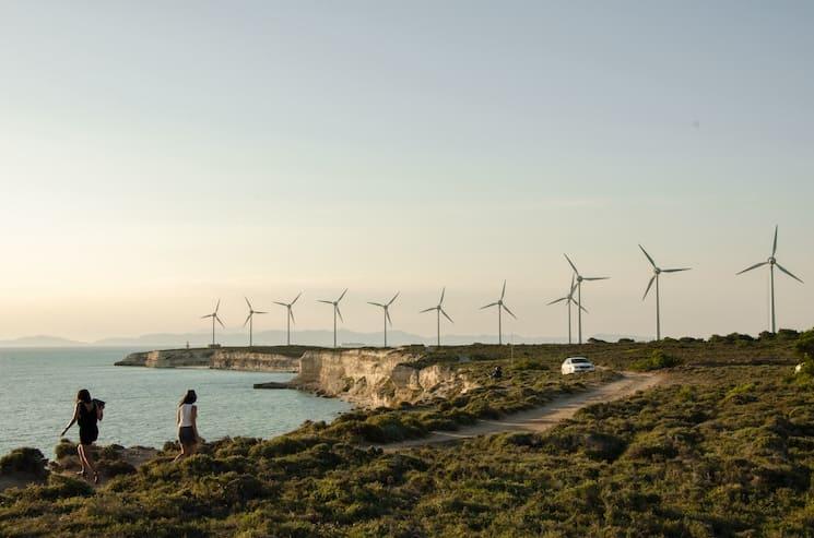 Éoliennes sur l’île de Bozcaada, Turquie : un symbole de la transition énergétique du pays vers les énergies renouvelables.