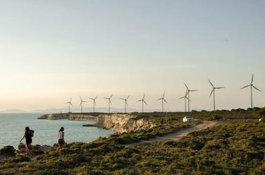 Éoliennes sur l’île de Bozcaada, Turquie : un symbole de la transition énergétique du pays vers les énergies renouvelables.