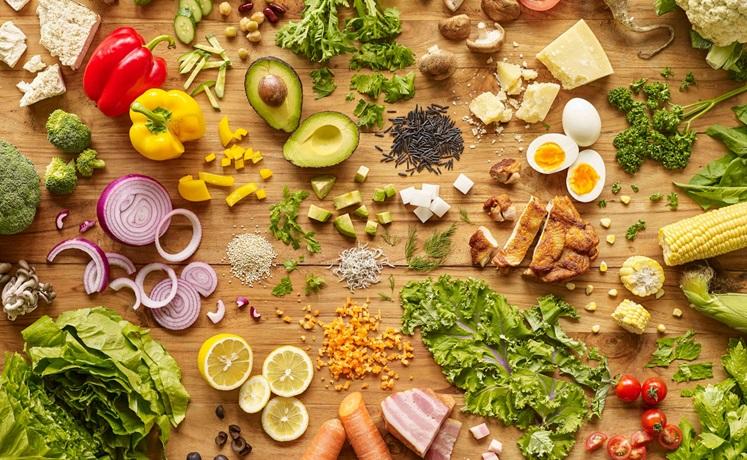 fruits et légumes éparpillés sur une table en bois_0