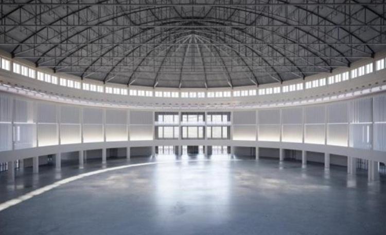 grand espace couvert avec coupole en fer