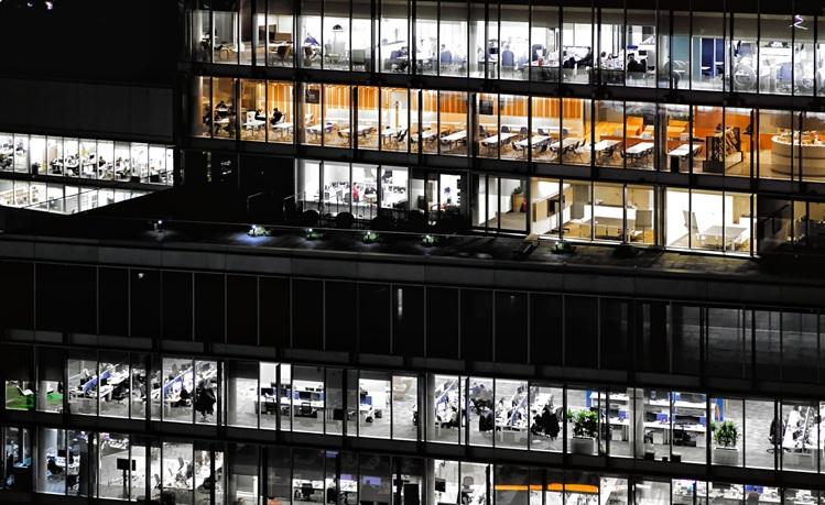 immeuble vitré avec bureaux éclairés de nuit