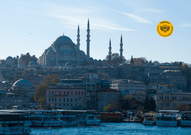 Vue d’Istanbul avec la Mosquée Süleymaniye et le Bosphore, illustrant le classement de la ville parmi les meilleures destinations mondiales selon Tripadvisor en 2025.