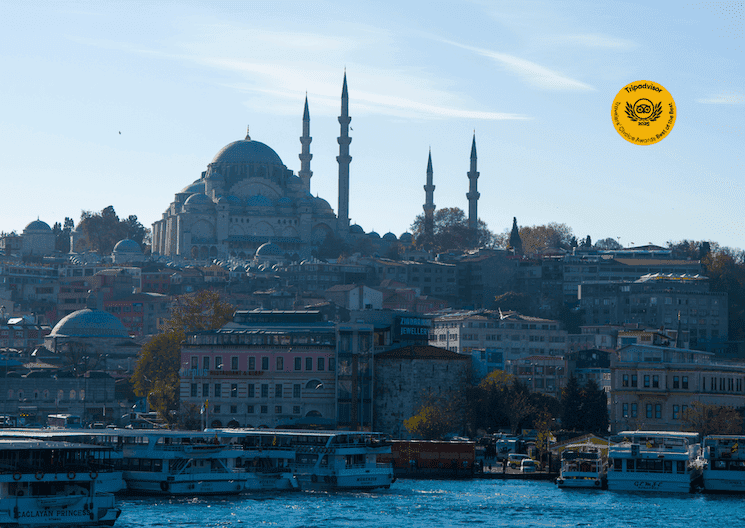 Vue d’Istanbul avec la Mosquée Süleymaniye et le Bosphore, illustrant le classement de la ville parmi les meilleures destinations mondiales selon Tripadvisor en 2025.