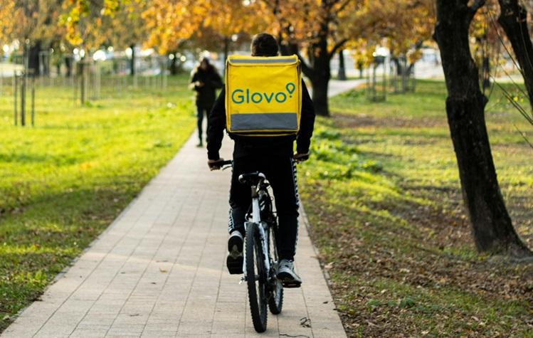livreur Glovo à vélo dans un parc