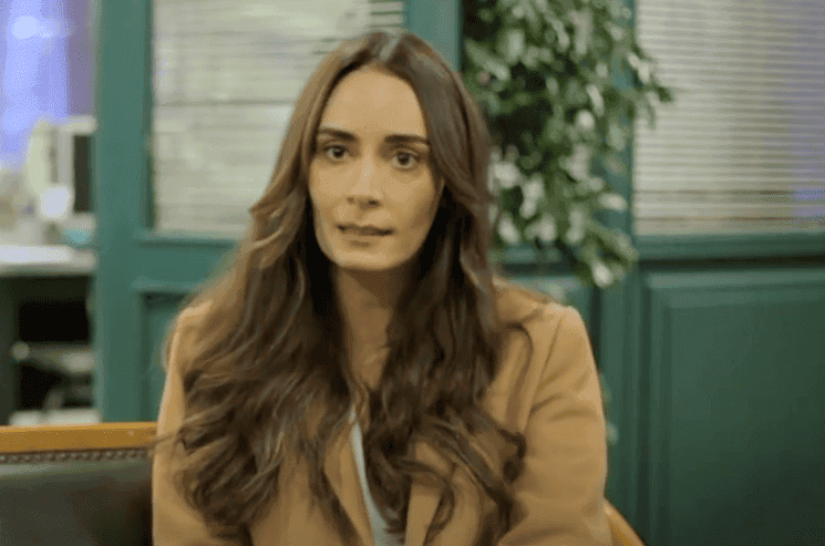 L’actrice turque Melisa Sözen lors d’une interview en 2025, après son audition par la police à Istanbul.