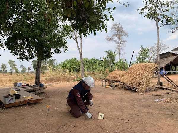 membre du CMAA entrain de déminer