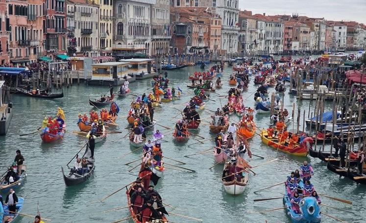 parade sur l'eau au festival de venise