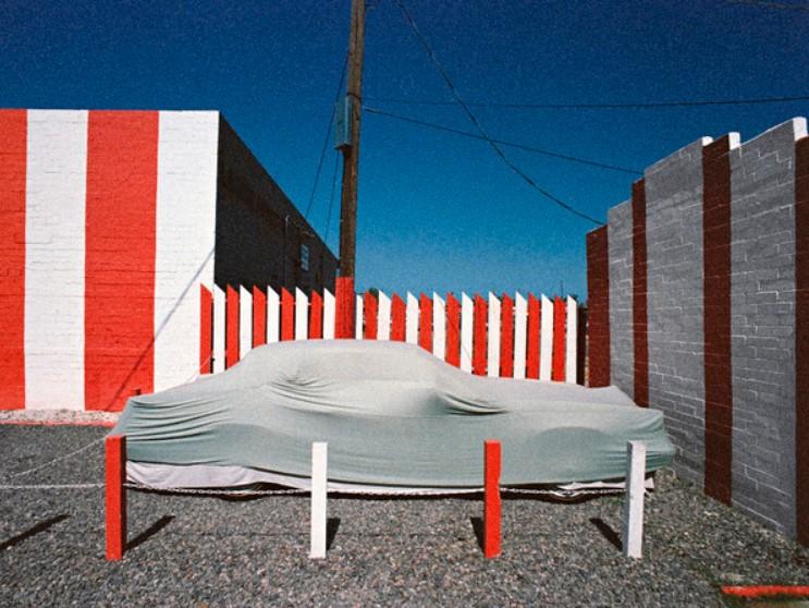 photographie d'une voiture sous une bache