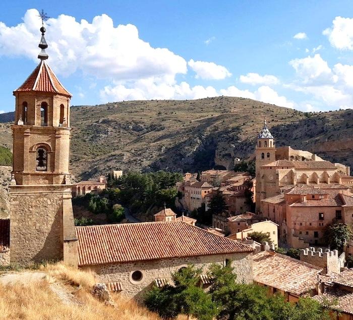 village médieval et clocher d'Albarracin dans l'Aragon en Espagne