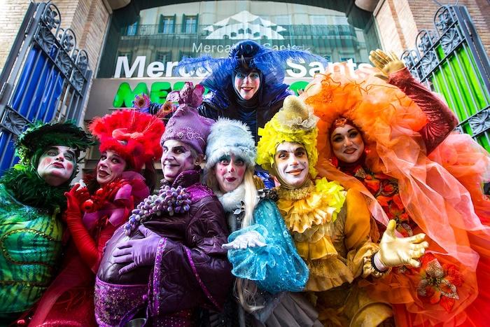 groupe de personnes déguisées avec des couleurs vives pour le carnaval de Barcelone