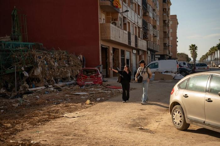 deux étudiants du CFJ dans un quartier de valencia touché par la dana pour le média reportierra