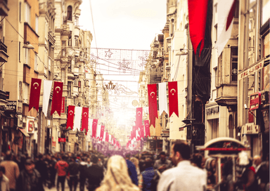 Scène de rue à Istanbul montrant des habitants respectant les coutumes locales et l'hospitalité turque.