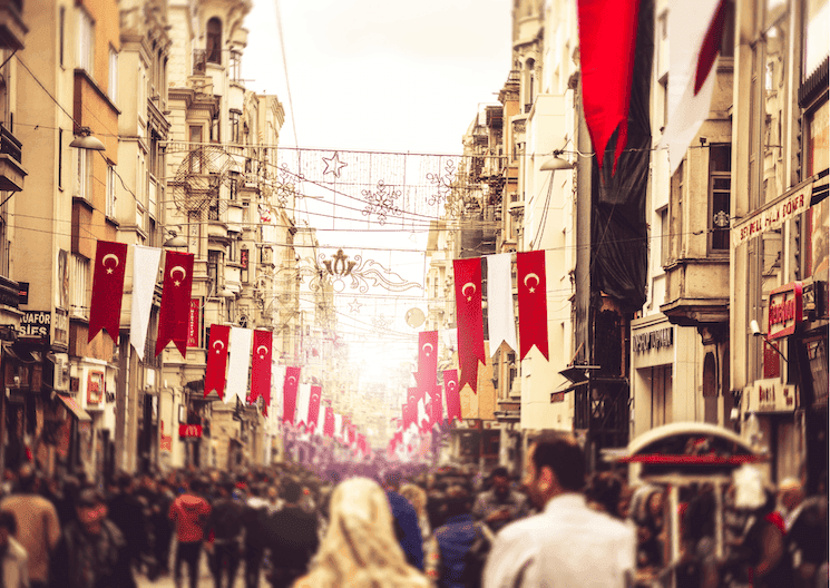 Scène de rue à Istanbul montrant des habitants respectant les coutumes locales et l'hospitalité turque.