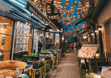 Ruelle animée à Istanbul avec restaurants et lanternes suspendues, idéale pour une sortie conviviale