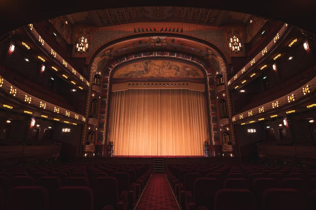scène de théâtre avec rideau fermé_0