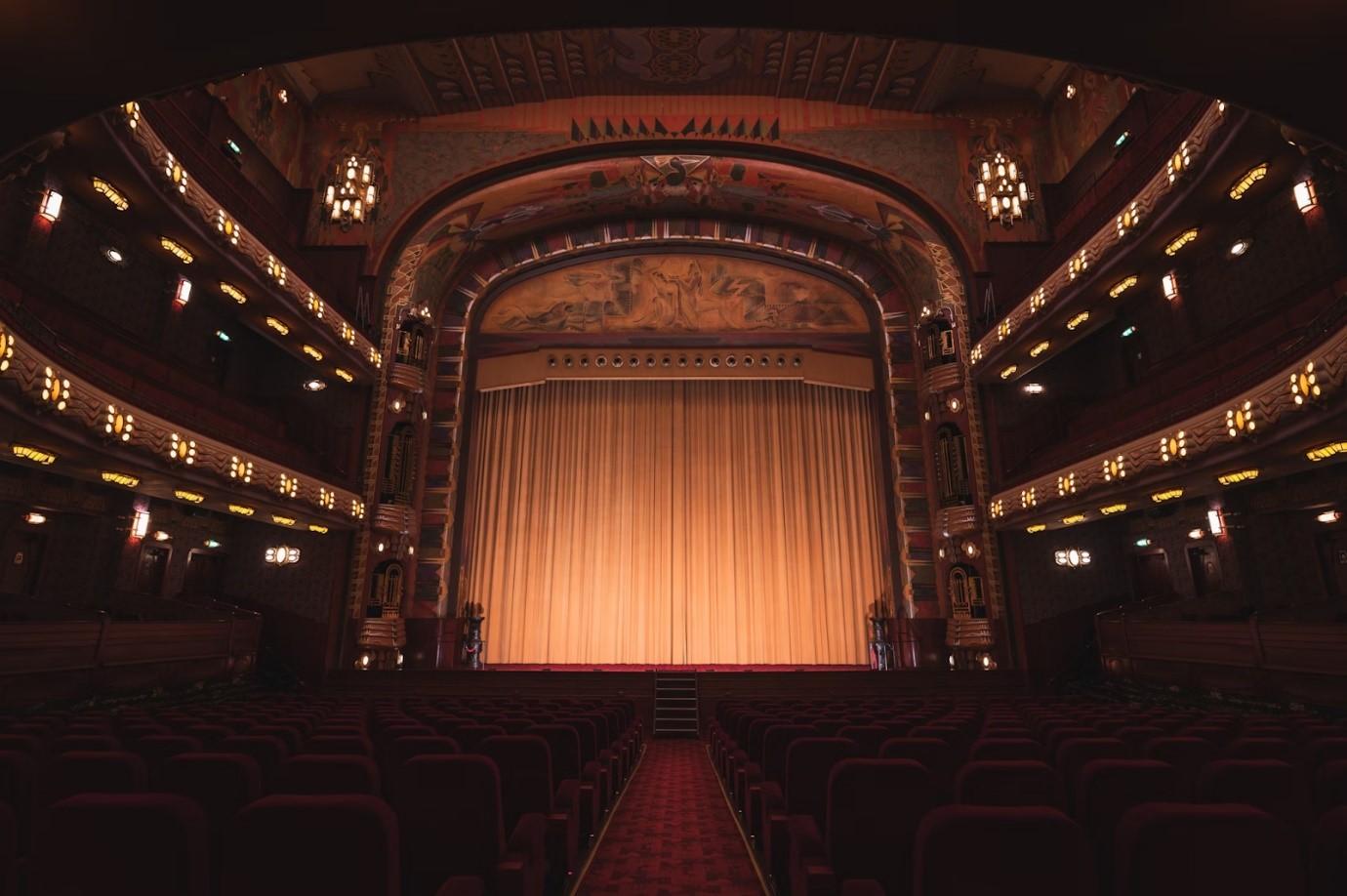 scène de théâtre avec rideau fermé_0