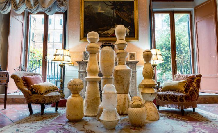 sculptures dans un salon