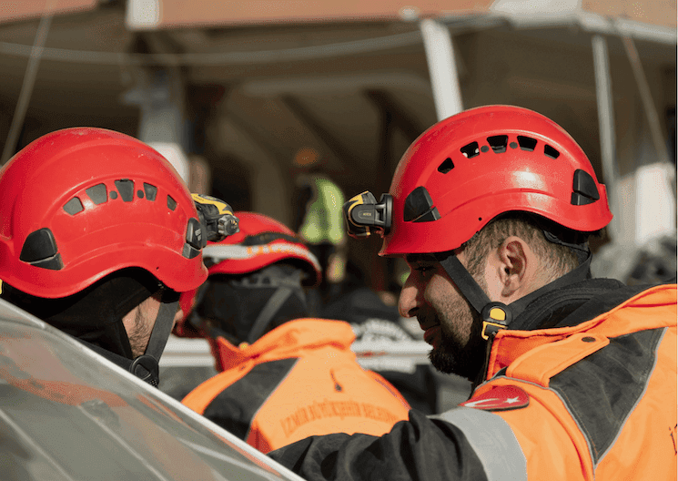 Équipe de secouristes en intervention après le séisme de février 2023 en Turquie, engagée dans les opérations de secours et de reconstruction.