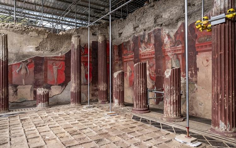 site archéologique avec fresque rouge à pompéi - Copie