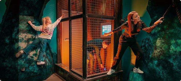 une mère, père et leur fille dans une cage lors d un jeu immersif à madrid