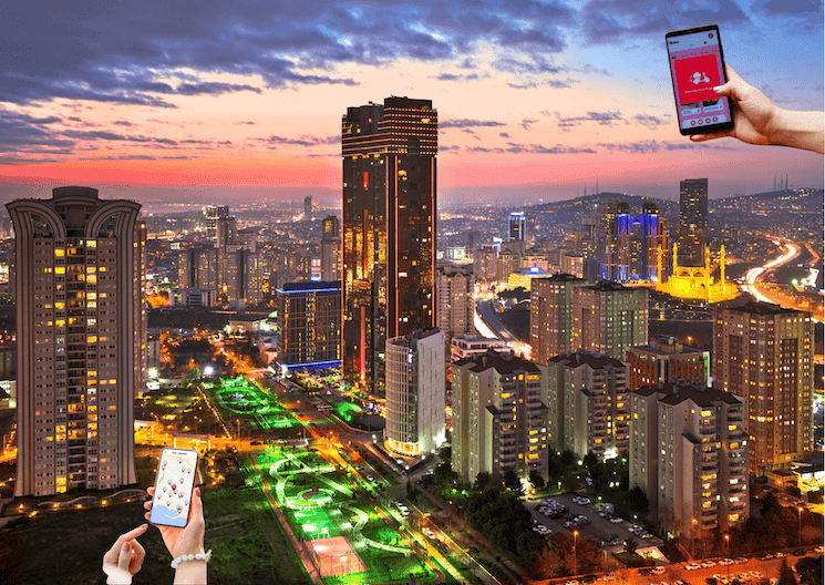 Vue panoramique d’Istanbul au crépuscule avec deux smartphones affichant des applications tech inspirées des services de livraison et de mobilité, illustrant l’essor des startups en Turquie.