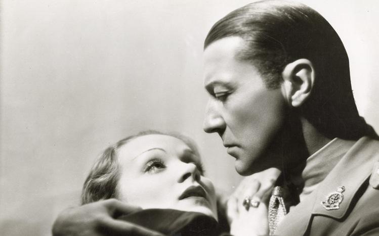 un homme tient une femme dans ses bras dans un film en noir et blanc