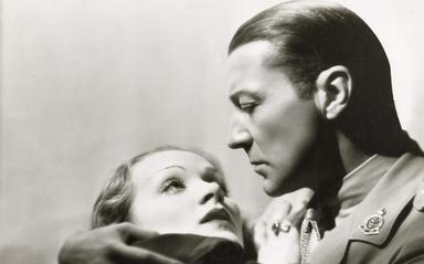 un homme tient une femme dans ses bras dans un film en noir et blanc