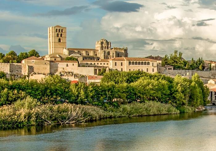 Ville de Zamora en Espagne avec fleuve et cathédrale