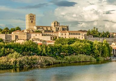 Ville de Zamora en Espagne avec fleuve et cathédrale