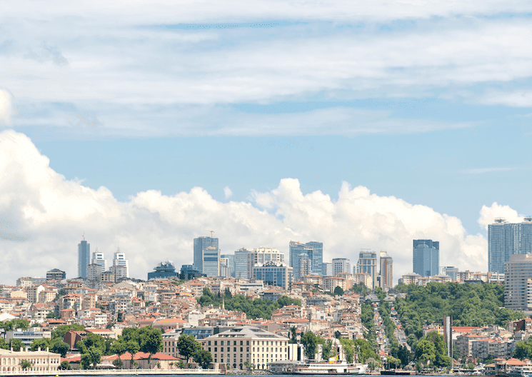 Vue panoramique d'Istanbul avec des immeubles modernes et des quartiers résidentiels en 2025.