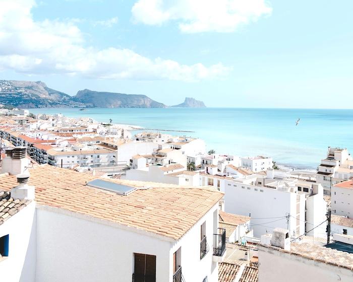 maisons à Altea avec vue sur le littoral et la mer sur la cote de la région d'Alicante en Espagne