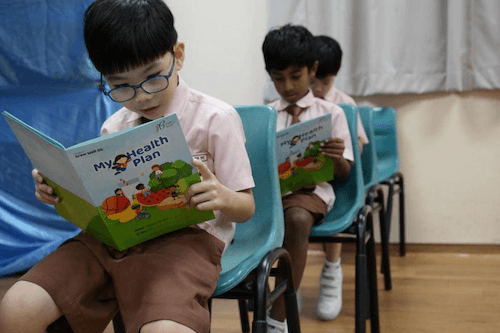 Élèves découvrant leur plan santé (© Straits Times, Ng Sor Luan)