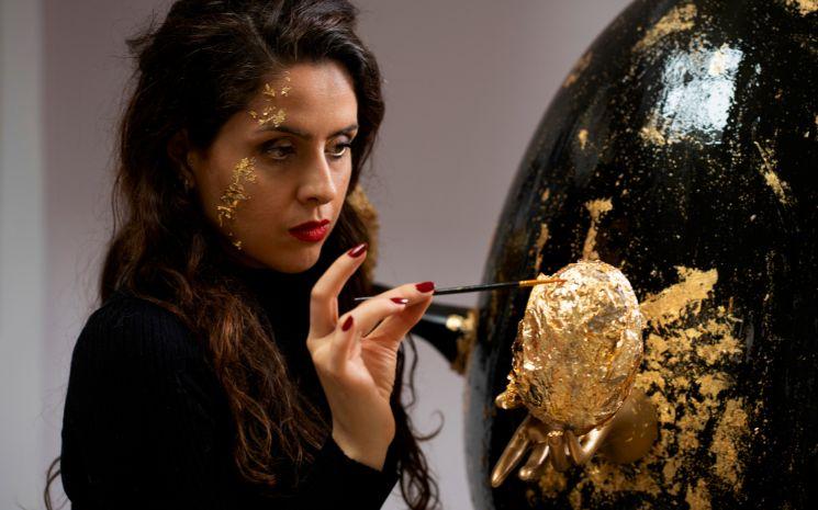 Marine Santoni, en pleine création de son œuf pour The Big Egg Hunt (Crédit Etienne Morax)