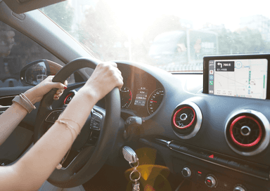 Personne conduisant une voiture avec un GPS actif, illustrant la conduite en Turquie.