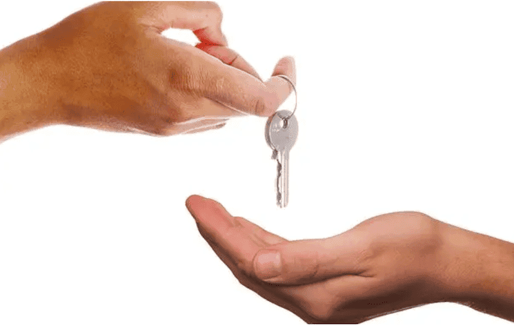 Remise des clés lors d’un achat immobilier en Turquie, une étape clé pour les investisseurs étrangers.