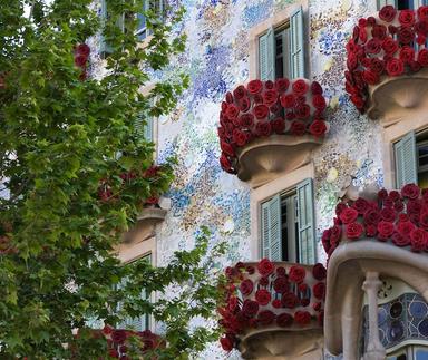 roses rouges decorees sur les balcons d un immeuble de Gaudi à Barcelone pour la Sant Jordi en avril