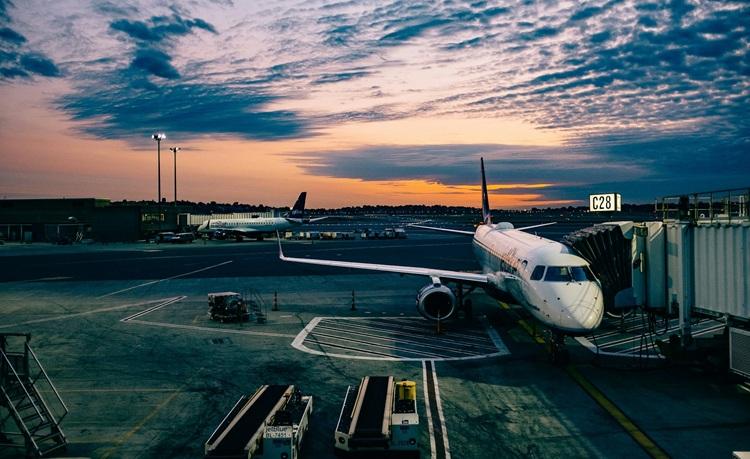 avion au sol dans un aéroport
