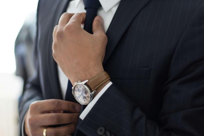 avocat portant un costume noir avec une montre