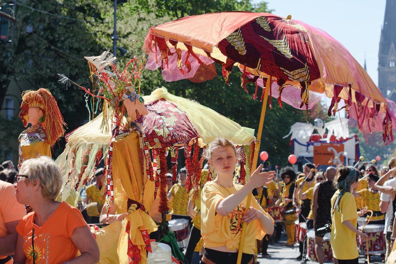enfant qui défile lors du Carnaval des cultures à Berlin