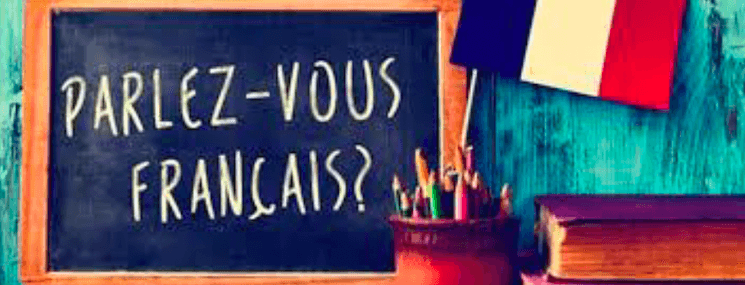 Tableau avec l’inscription "Parlez-vous français ?" accompagné d’un drapeau français, illustrant la conférence sur la francophonie en Turquie du 13 mars 2025.